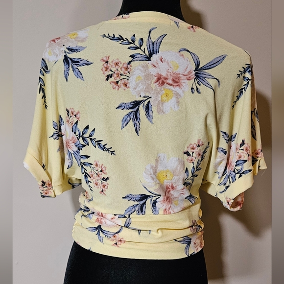 5/30$Suzy Shier Retro tropical light yellow pink floral print batwing dolman top - Picture 3 of 3